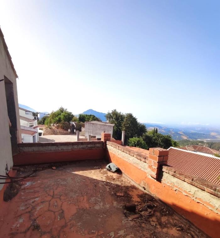 Propiedad en obra con vistas panorámicas en Gaucín.