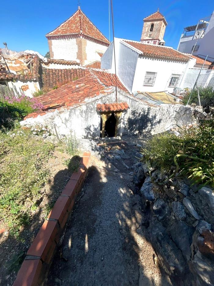 Property with a garden and the possibility of a large garage.