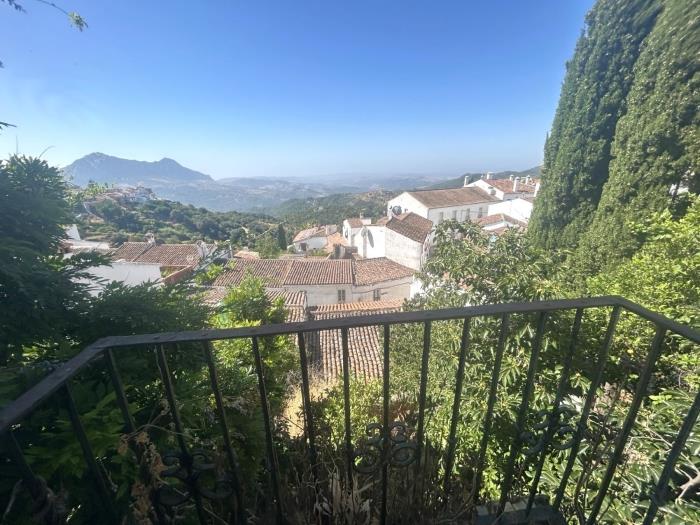 Propiedad en Gaucin con jardín y vistas panorámicas.