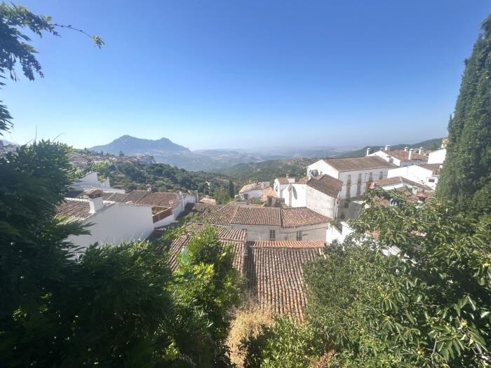 Propiedad en Gaucin con jardín y vistas panorámicas.