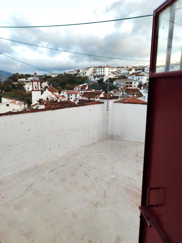 Gran propiedad con patio en Benarrabá  248 m2.