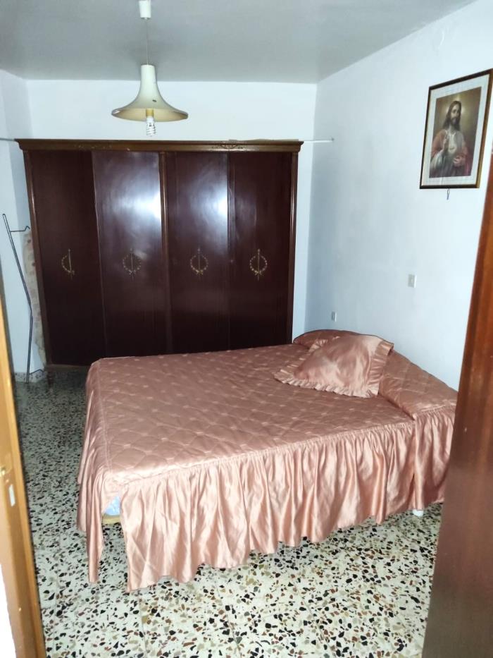 Gran propiedad con patio en Benarrabá  248 m2.