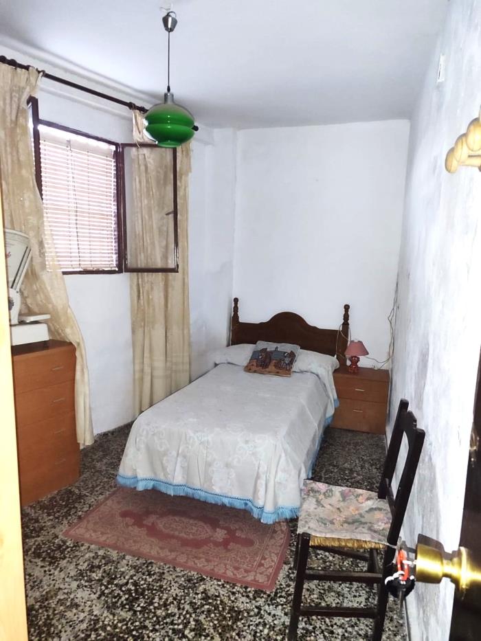 Gran propiedad con patio en Benarrabá  248 m2.