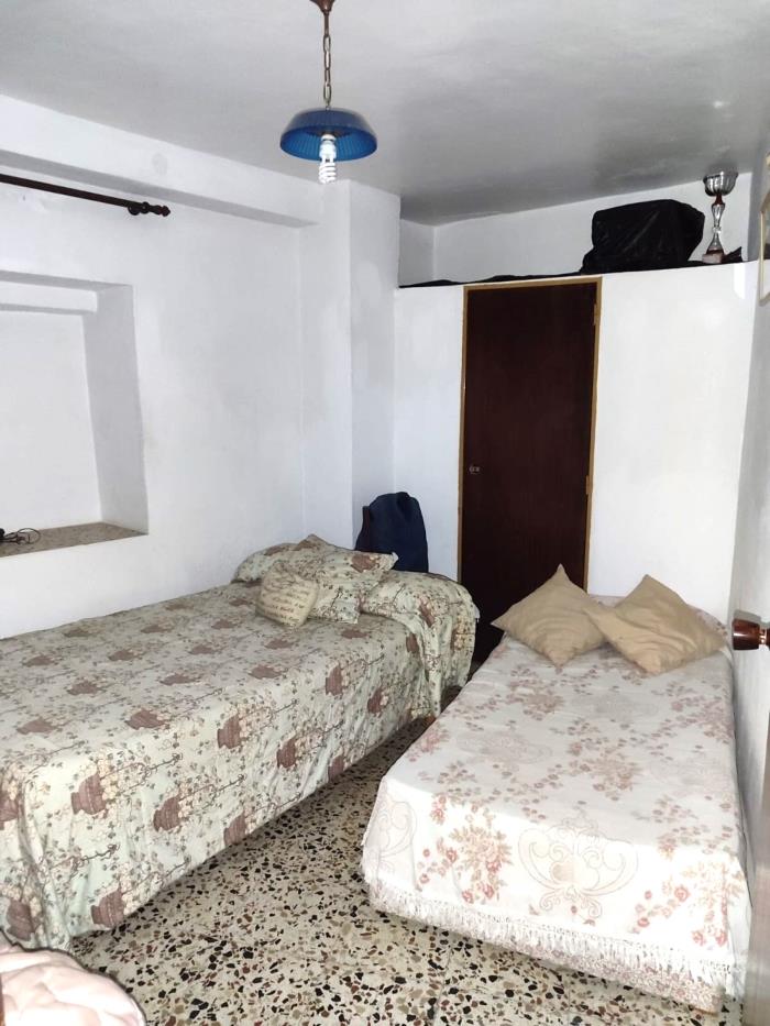 Gran propiedad con patio en Benarrabá  248 m2.