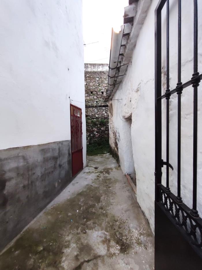 Gran propiedad con patio en Benarrabá  248 m2.